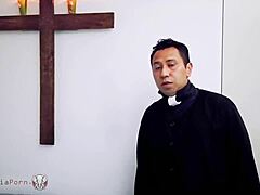 La confession de Sor Raymundas se transforme en une rencontre pécheresse avec un prêtre