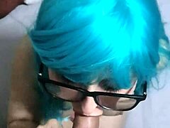 Milf madura de cabelo azul dá um boquete inesquecível