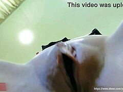Érzéki POV videó egy dús mostohaanyáról, amint a borotvált punciját élvezik