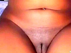 MILF dengan bibir vagina besar memamerkan klitorisnya yang besar