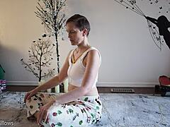Brunette MILF leert fetisj yogalessen