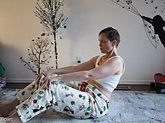 Brunette MILF underviser i fetish yoga
