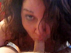 Amateur MILF geeft een slordige blowjob