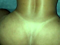 Tesná zadnica amatérskej manželky sa naplní spermou v HD videu