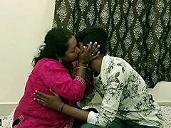 성숙한 인도 주부 Kamwali Bhabhi가 힌디어 성인 비디오에서 젊은 상사와 거친 섹스를 즐긴다