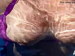 Filipínska milfka s veľkými prsiami si užíva v bazéne