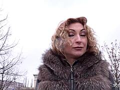 Ukrajinska MILF Julias intenzivno casting izkušnja z nemškim skavtom