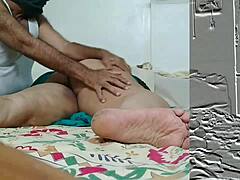 Indická matka s veľkými prsiami sa naolejuje na zmyselnú masáž a krémovú penetráciu