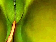 Η Sexystacy7 επιδεικνύει τη μυώδη της σωματική διάπλαση και το ζουμερό μουνί της