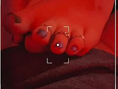 Зрела МИЛФ показује свој масивни курац и велико дупе у црвеном лаганом дркању стопала