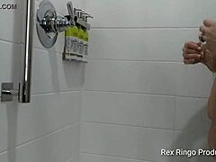 Momen mandi intim Becky Jones yang ditangkap oleh Rex Ringo