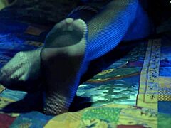 Η ώριμη μιλφ επιδεικνύει τα δάχτυλα των ποδιών της με σέξι διχτυωτές κάλτσες