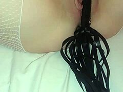 Brittisk mogen kvinna får sin rakade fitta piskad i BDSM-fetischvideo