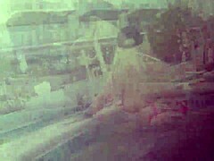 Une femme mature avec une chatte rasée se fait bronzer seins nus près de la piscine