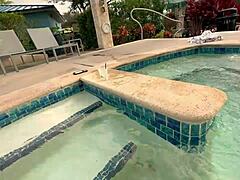Dojrzała kobieta z ogoloną cipką opala się topless przy basenie