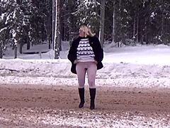 Szőke MILF a hóban mutatja meg vagyonát