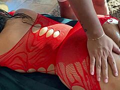Stedmors erotiske massage fører til intimt møde med stedsøn