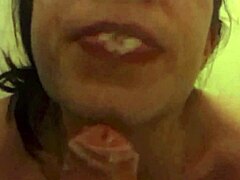 امرأة ناضجة مع موهبة ممارسة الجنس عن طريق الفم يرضي شريكها الأكبر سنا