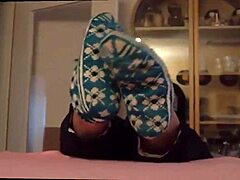 Pies de esposa adorados en un sensual video de fetiche de pies