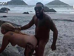 Tatuerad MILF och blond puma deltar i erotisk strandmöte