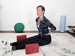Aurora Willows kelas yoga milf matang: pengalaman sensual