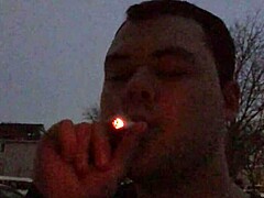 Kotitekoinen video tupakoinnista MILF