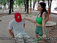 O femeie matură cu un fund mare este sedusă în parc și plătită să se angajeze în activități sexuale într-un videoclip de casă