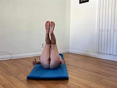 Amatör milf ev yapımı yoga videosunda bacaklarını geriyor