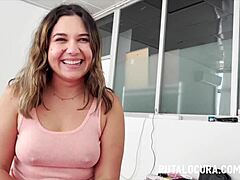 Adolescente latina Annas desfruta em público: uma viagem selvagem de gemidos e brincadeiras com o cu