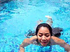 Η Ασιατική φίλη κάνει μια πίπα σε μια βίλα δίπλα στην πισίνα
