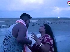 Indijska milf in mož uživata v skupinskem seksu na plaži