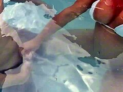 Uma mulher madura pisca e recebe um tratamento áspero à beira da piscina