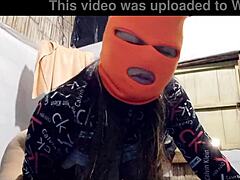 Soția matură poartă mască pentru soț, filmează porno de casă cu mine și își arată fundul mare