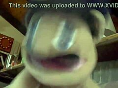 Mujer madura le hace una mamada sensual a la estrella de Youtube