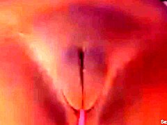 Donna matura mostra il suo grande clitoride e si masturba