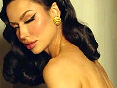 Bryona Ashly, zmysłowa brunetka MILF, wykonuje uwodzicielski solowy striptiz w softkorowym filmie, który podkreśla jej dojrzałą piękność i pełną kształtów sylwetkę
