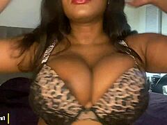 Lingerie imprimée léopard sur les gros seins d'une femme mature