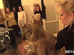 Äärimmäinen femdom-tapahtuma likaisessa venäläisessä hostelissa