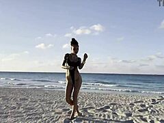 Monika Foxs soloshow: zelfgenoegzaamheid aan het strand met squirt en prolaps