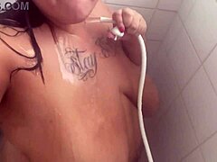 Жена на средна възраст изследва желанията си в банята