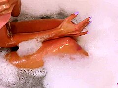 Wanita pirang cantik memamerkan fisik sempurna selama mandi santai