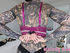 Melody Radfords solo showcase van zwarte en paarse onderkleding
