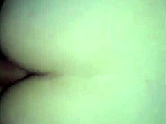 Amatörfru sväljer sperma i hemgjord cuckold creampie-video