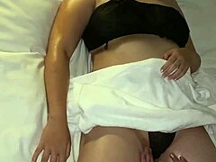Vidéo privée d'un cocu japonais avec un partenaire aux courbes généreuses et un massage à l'huile