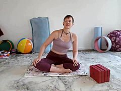 Aurora Willows yoga og fotlek for cuckold-entusiaster