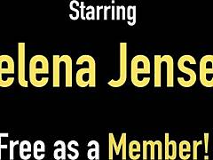 Jelena Jensens si hraje sama venku a ukazuje svá velká přírodní prsa a zralou přitažlivost