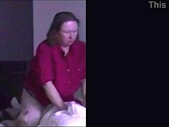 Amateurvrouw betrapt op verborgen camera terwijl ze masturbeert en met borsten speelt
