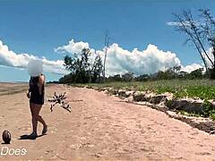 Rohkea vaimo menee alasti yleisellä rannalla pelata jalkapalloa
