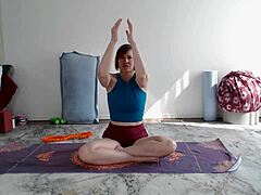 Aurora Willows yoga dersi, olgun hayranları için popo tapınma ile