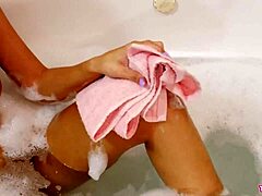 يعرض طالب جامعي امرأة سمراء ناضجة لياقتها البدنية الجميلة خلال حمام مريح